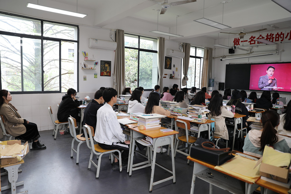 杏盛娱乐组织师生收看《就认这个理——百年一课&lt;恰同学少年&gt;》党史学习教育节目