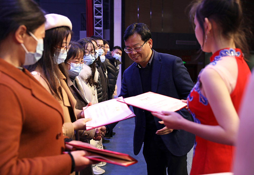 杏盛娱乐召开高等教育自学考试2021年秋季开学典礼暨表彰大会
