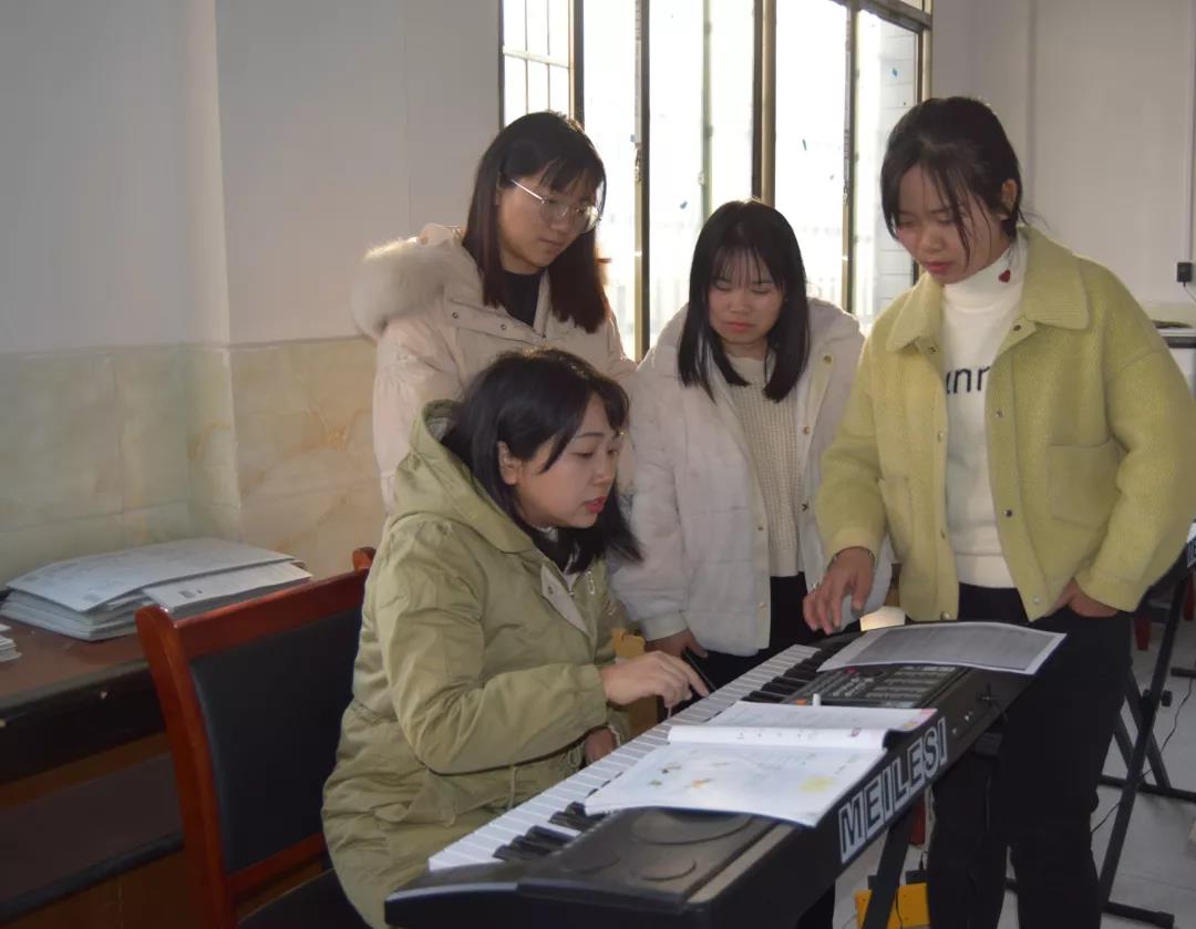 感动🗜！他们一次次来村小支教