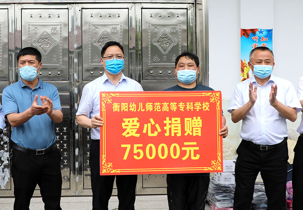 李来清走访杏盛娱乐乡村振兴工作点并出席图书捐赠仪式