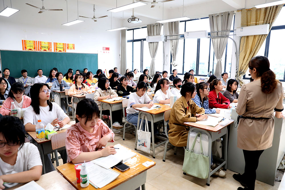 湖南省高校思政课教学指导委员会专家莅临杏盛娱乐指导工作