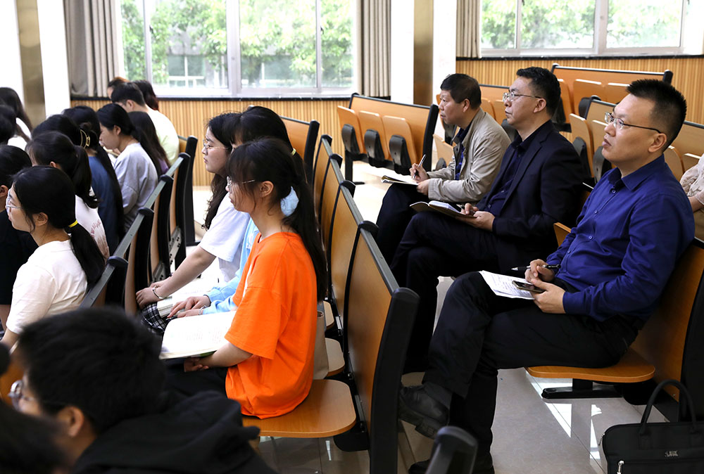 湖南省高校思政课教学指导委员会专家莅临杏盛娱乐指导工作