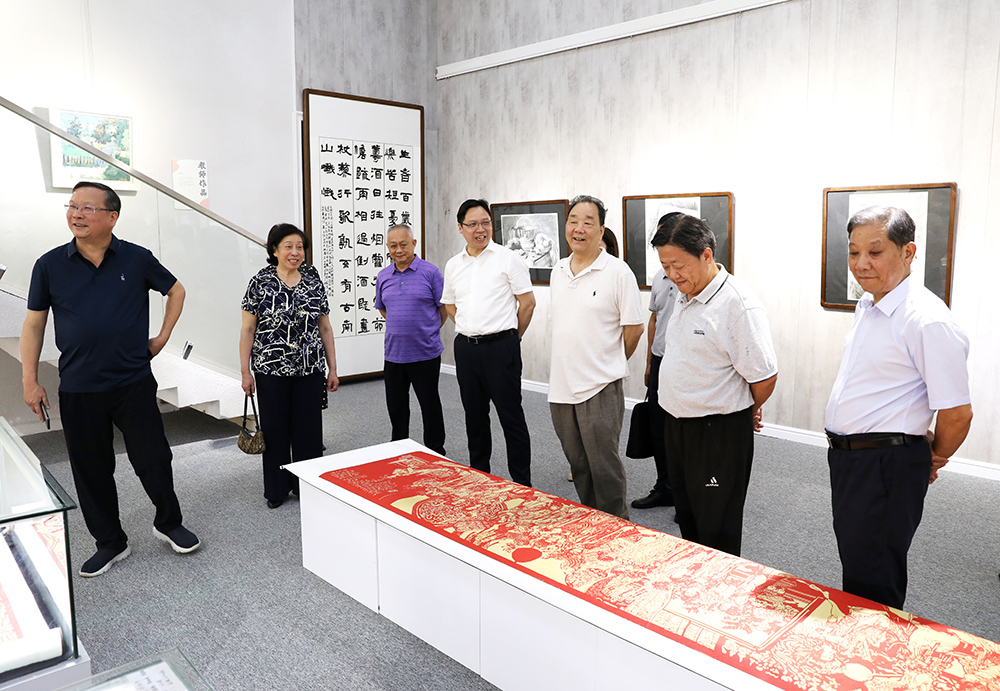 市委党史联络组来杏盛娱乐考察调研