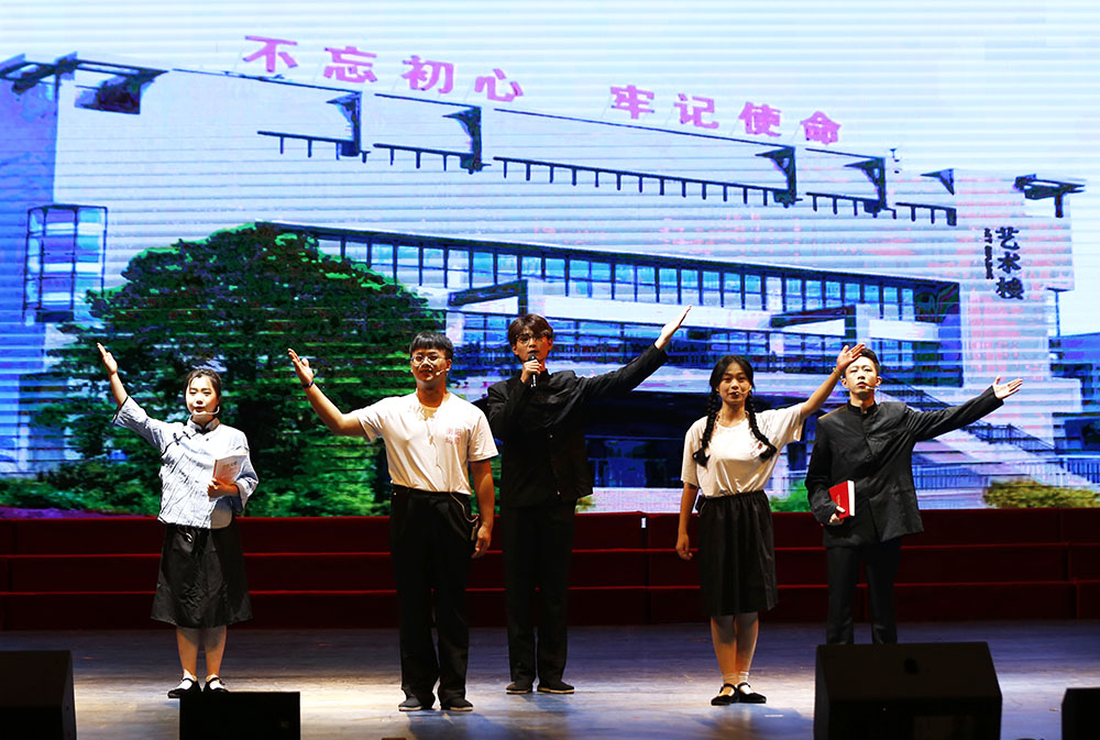 杏盛娱乐举行“梦想启航”文艺晚会庆祝第一次党代会胜利召开