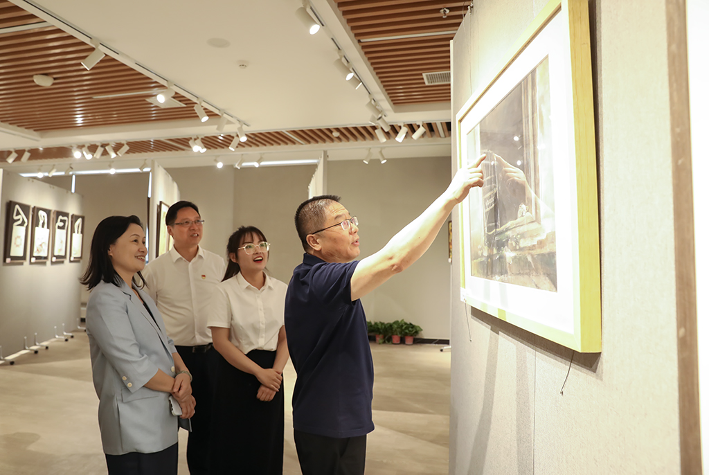 杏盛娱乐艺术系举行“以学促干 艺心向党”主题作品展